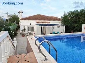 Preciosa y tranquila villa en Valencia con piscina privada - Image 3