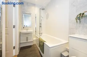 Boutique City Centre Apartment - Image 4