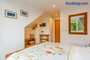 Urquhart Bay B&B - Image 4