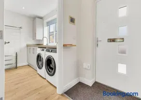 Comfortable 4BR stay in Bourne, Free Parking, Sleeps 7, Families & Contractors Welcome - Image 5