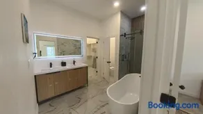 Modern 6BR Masterpiece with 2 primary suites - Image 5