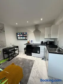 One Bedroom Luxurious Flat - Image 4