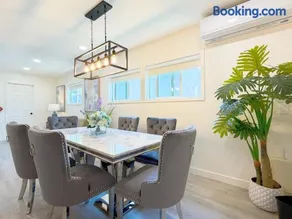 Modern Cozy Retreat 4BR 4BA Free Parking for4 - Image 3