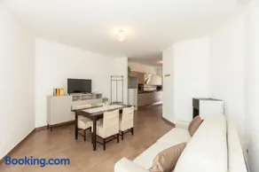 Bright Villa with Balcony and Jacuzzi, Milan Area - Image 4