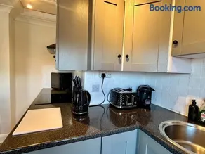 2 Bed Apartment Sleeps 6 Free Van Parking Walk To Weatherspoons - Image 3