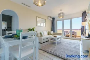 Chic Beachfront Flat with Amazing Sea Views and Private Indoor Parking - Image 3