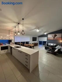 Coastal family friendly home - Image 3