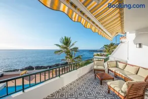 Modern, bright and welcoming oceanfront apartment - Image 2