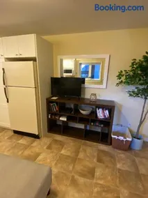 Ravens Nest Cozy Lower One Bedroom Suite - Image 2