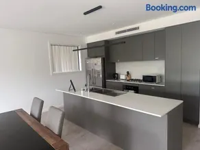 Queen Room in Modern, Guildford House - OR7 - Image 2