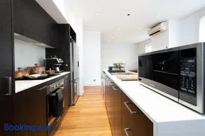 Eggie's Nest - Luxury City Apartment - Image 2