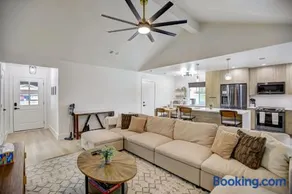 Custom Designer Home. Sleeps 9. Close to domain Q2 - Image 5