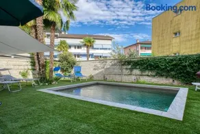 Elegant apartment with pool and parking - Image 1