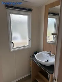 Perfect days away - 3 bedroom 1 shower with decking & bedding - Image 3