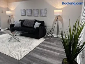 Modern Comfort in Historic East Baltimore Stylish 3BR Row Home - Image 2