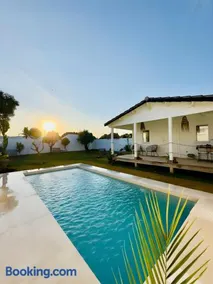 Casa de Madera con Piscina Privada Jardin Barbacoa y Garaje - Image 3