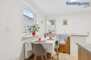 Moderne, vollausgestattete 3 BR-Wohnung zentrumnah - Image 2
