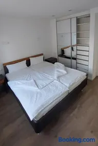 Stilvolle Wohnung in Elbnähe mit Balkon, Parkplatz - Image 2