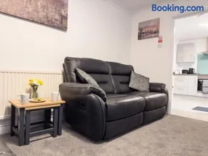 Immaculate 5 Bedroom House - Image 4