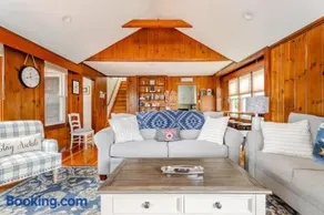 Comfortable Cabin on Lake and 20 min from Ski Hill and Alpine Valley - Image 2