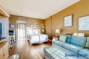 Inviting bayfront suite with water views picnic area & pool - Image 1