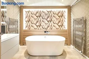 Enzo's Lodge with Hot Tub - Image 4