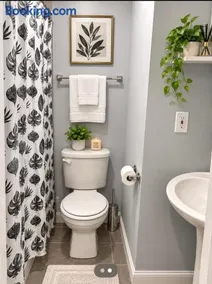 Spacious 5BR Home 8 Beds Flexible Setup - Image 1