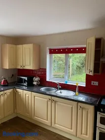 Spacious romantic party cottage with log burner and Ultrafast Fibre near pub Pet friendly - Image 4