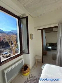 Riverside apartment - Image 4