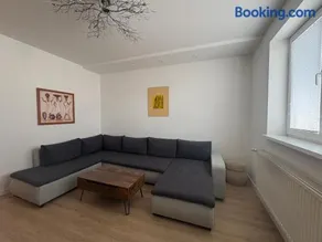 Byt v centre mesta s výhľadom na pešiu zónu - Image 2