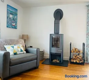 Sunny Corner, Padstow. Spacious 3 bedrooms, 2.5 bathrooms, parking, garden. - Image 3
