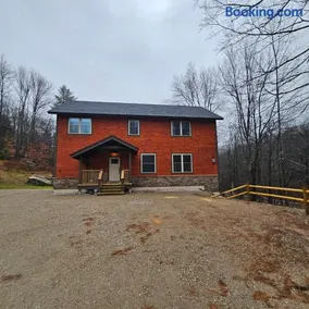 Powder Run - Modern 3BR Basecamp with Hot Tub, AC, EV Charger & Flat Parking - Image 4