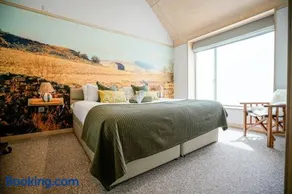 Mint Lodge 1BR with Hot Tub near Black Mountain - Image 3