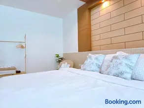 The beach bangsaen condo daily room Poolside - Image 3