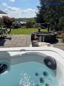 A spacious hidden gem with hot tub, lovely garden & views - Image 2