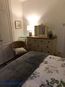 Beautiful riverfront cosy one bedroom apartment - Image 4