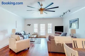 Coastal condo with excellent views, balcony, washer/dryer, & AC - pool access - Image 1