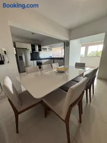 Apartamento 3 Quartos com garagem para 2 carros, até 8 Hóspedes e 1 Criança, espaçoso e familiar - Image 1