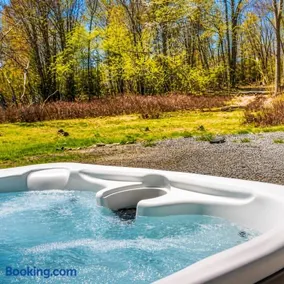 Sleeps 12 Hot Tub 5 Min to Lake Beach - Image 2