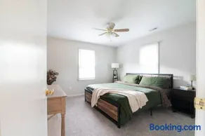Near Historic Downtown Apex, Sleeps 8, King Bed - Image 4