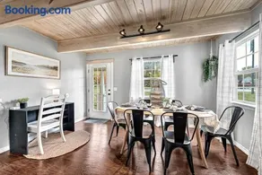 The Oak Cottage- Charming Downtown Family Retreat in the Heart of Siloam Springs - Image 2