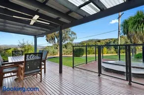 Relax in the spa with views opposite Lake Eildon - Image 4