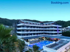Mustis Royal Plaza Hotel - Image 1