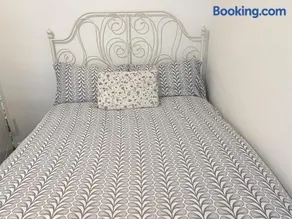 Centrally Located Comfortable Room in London - Image 2