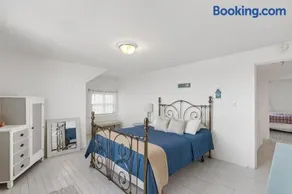 Crystal Beach Stunning Waterfront Stay with Fire Pit - Image 4