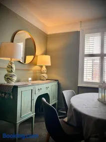 Historic & Stylish Cottage - Image 4