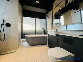 Penthouse 2 Bed Modern Steps to Station - Image 2