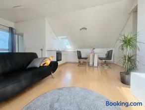 Bright attic apartment in Frauenland Hubland near university - Image 3