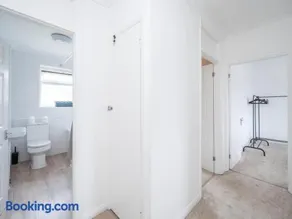 Modern 3 Bed Flat In Horsham - Image 3