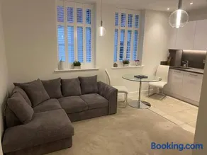 UNRIVALLED LOCATION - FIVE STAR - Worcester Apartment - Image 4